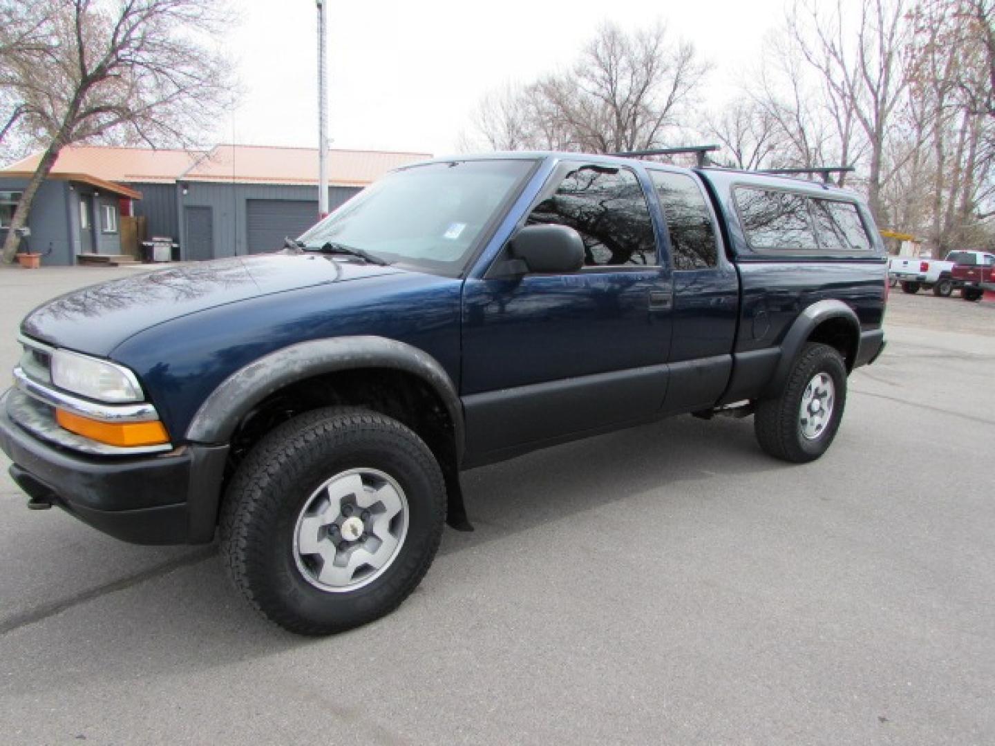 2000 Blue /Gray Chevrolet S10 Pickup LS ZR2 (1GCCT19W0Y8) with an V6 engine, 4 speed automatic transmission, located at 4562 State Avenue, Billings, MT, 59101, (406) 896-9833, 45.769516, -108.526772 - Photo#0